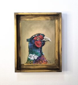 Portret bażanta z profilu, bardzo kolorowy, na złotym tle w złotej, przetartej ramie